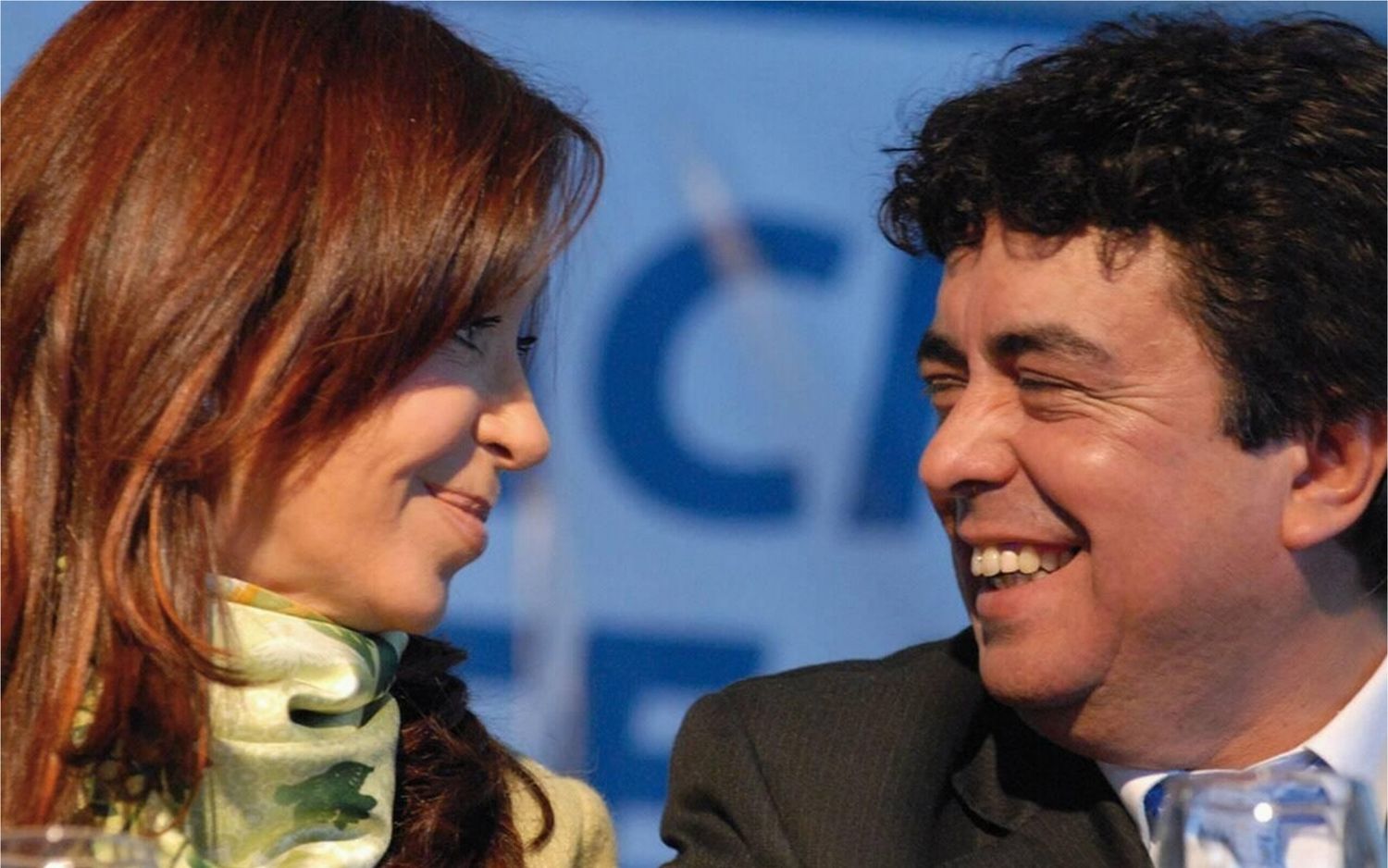 Fernando Espinoza se cuelga del éxito de Cristina y también presenta su propio libro