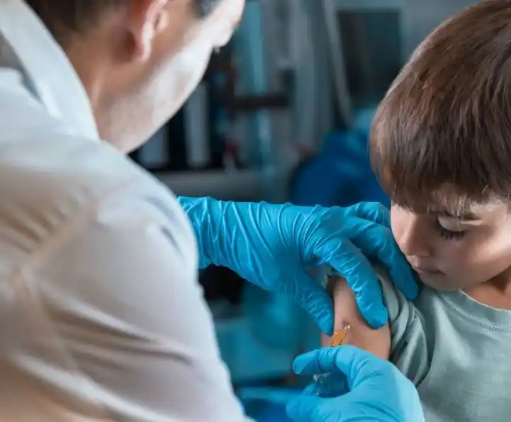 Resnik: “Las vacunas en niños producen una inmunidad similar a la probada en adolescentes”