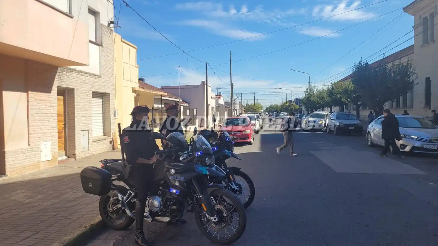 Presencia policial en el exterior de las escuelas