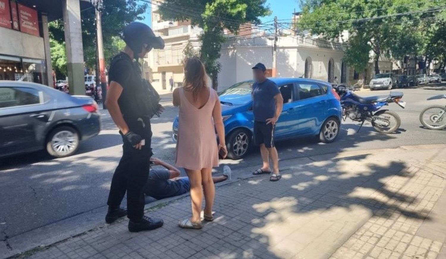 Testigos dicen que “se arrojó” sobre el capó, cayó al suelo, gritó y no se levantó.