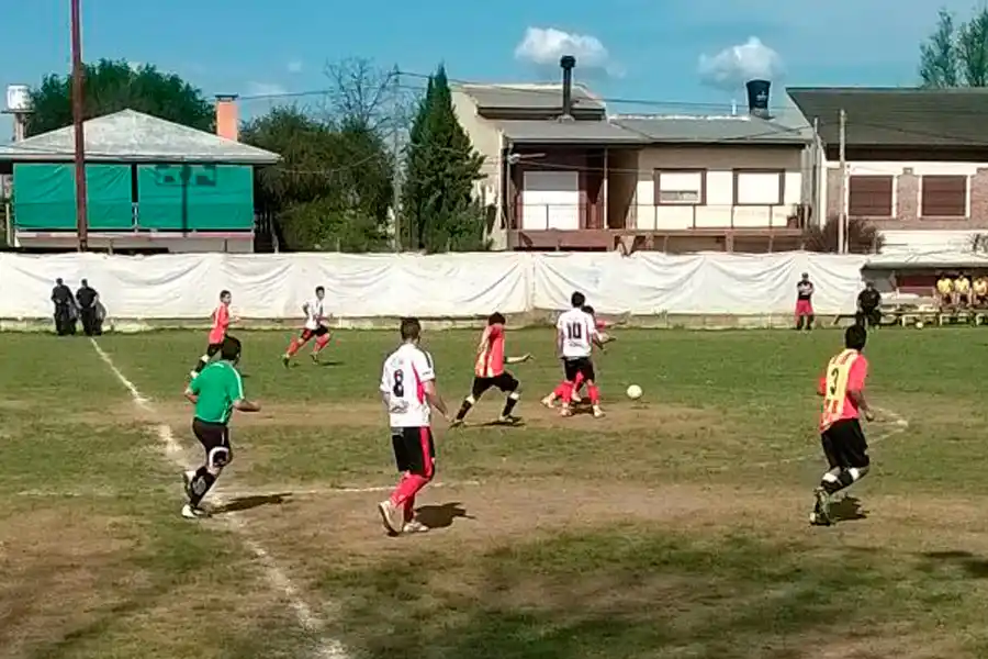 Con un doblete de Lovaiza, Isleños Independientes ganó en Villa Paranacito