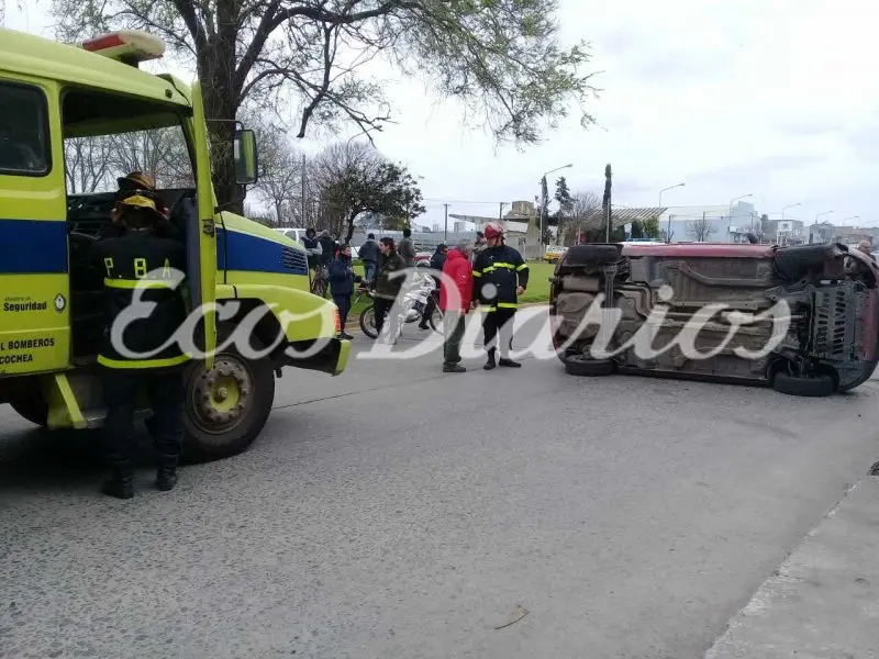 Un auto volcó en la avenida 59