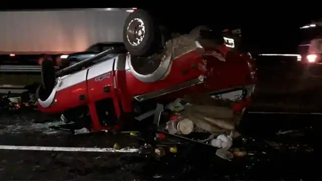 Una Ford Ranger volcó y fue chocada por otra camioneta