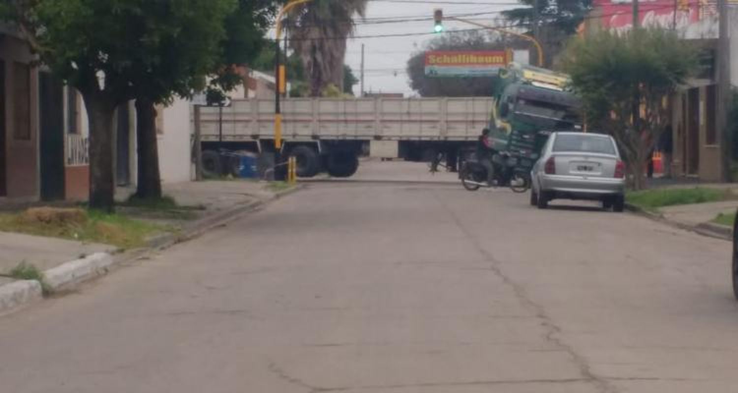 Un camión intentó doblar hacia calle Italia y se atascó en una alcantarilla
