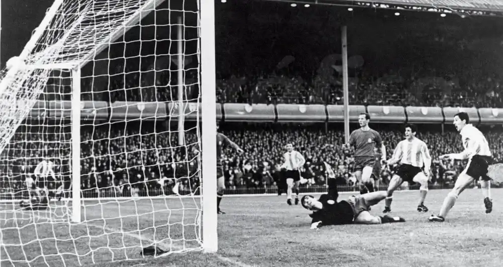 En 1966 Argentina venció 2 a 1 a España en el único partido disputado en un Mundial. Gentileza: El Gráfico