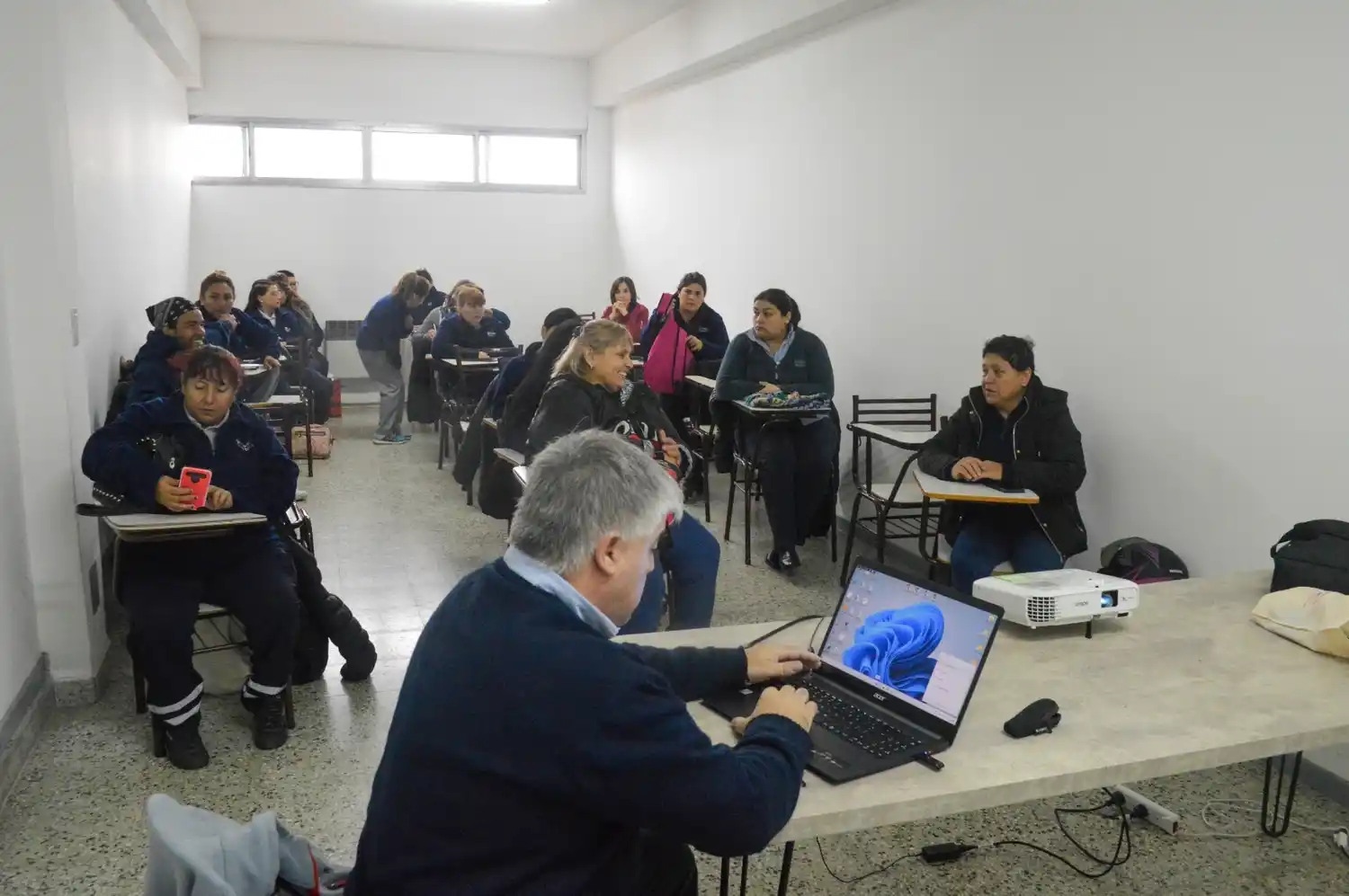 Daniel Virelaude, en plena capacitación junto al personal municipal.