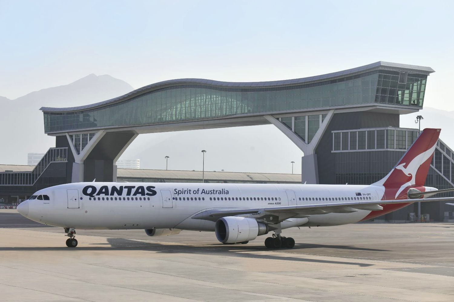 Qantas resumes flights to Hong Kong