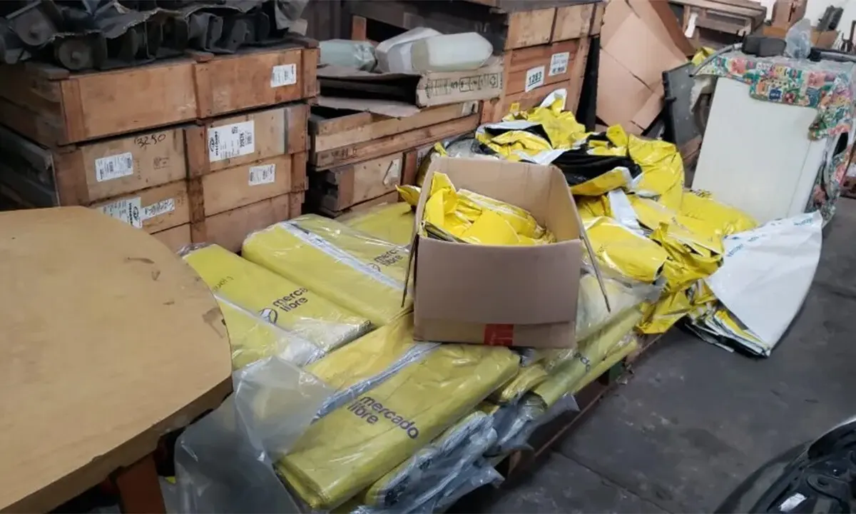 Robo millonario de pedidos en Mercado Libre. Dos empleados detenido