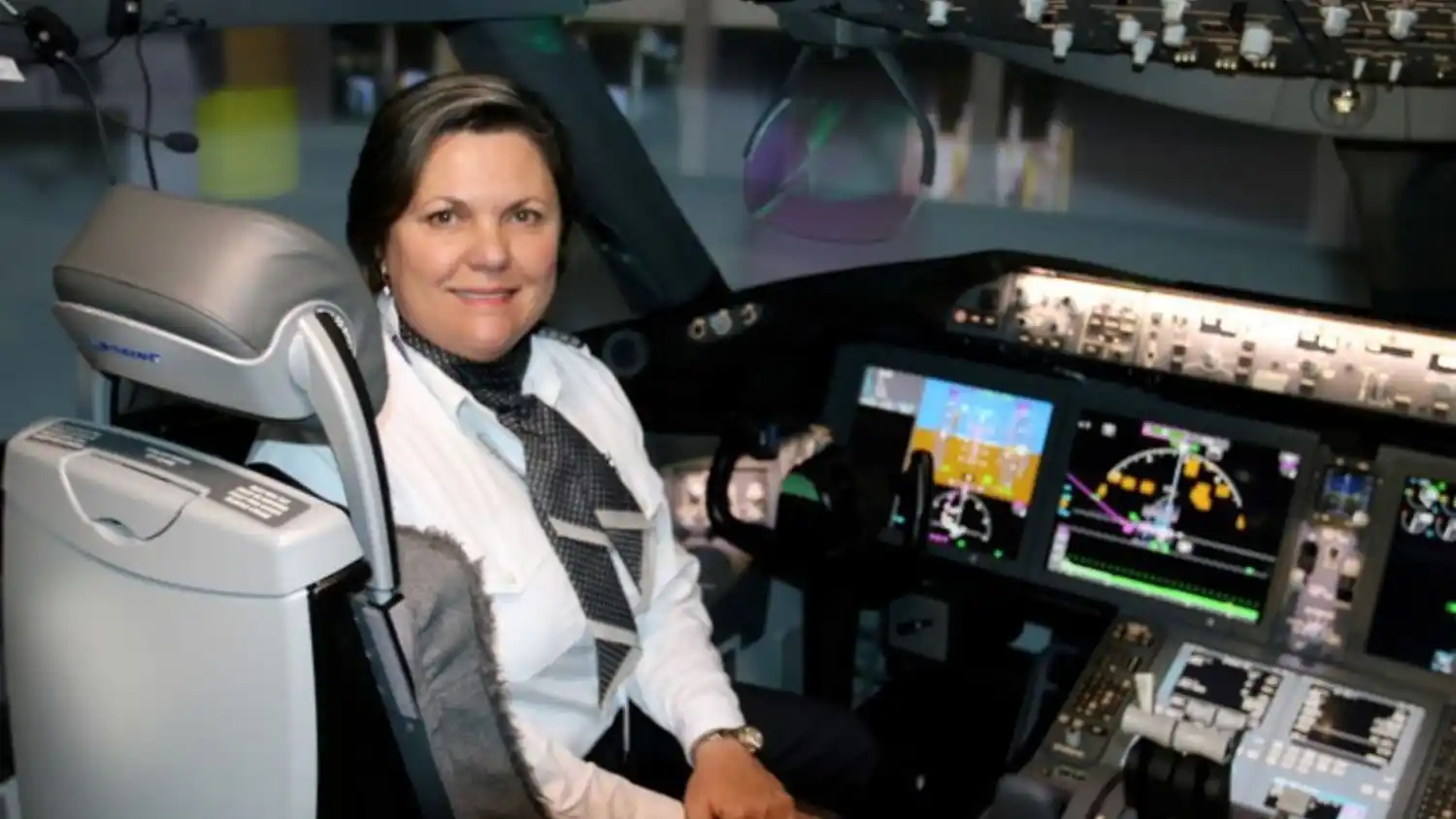 Linda Pfeiffer Pauwels continúa siendo piloto, es instructora de Boeing 787 y escribe poemas relacionados con su profesión. Foto: diario Clarín.