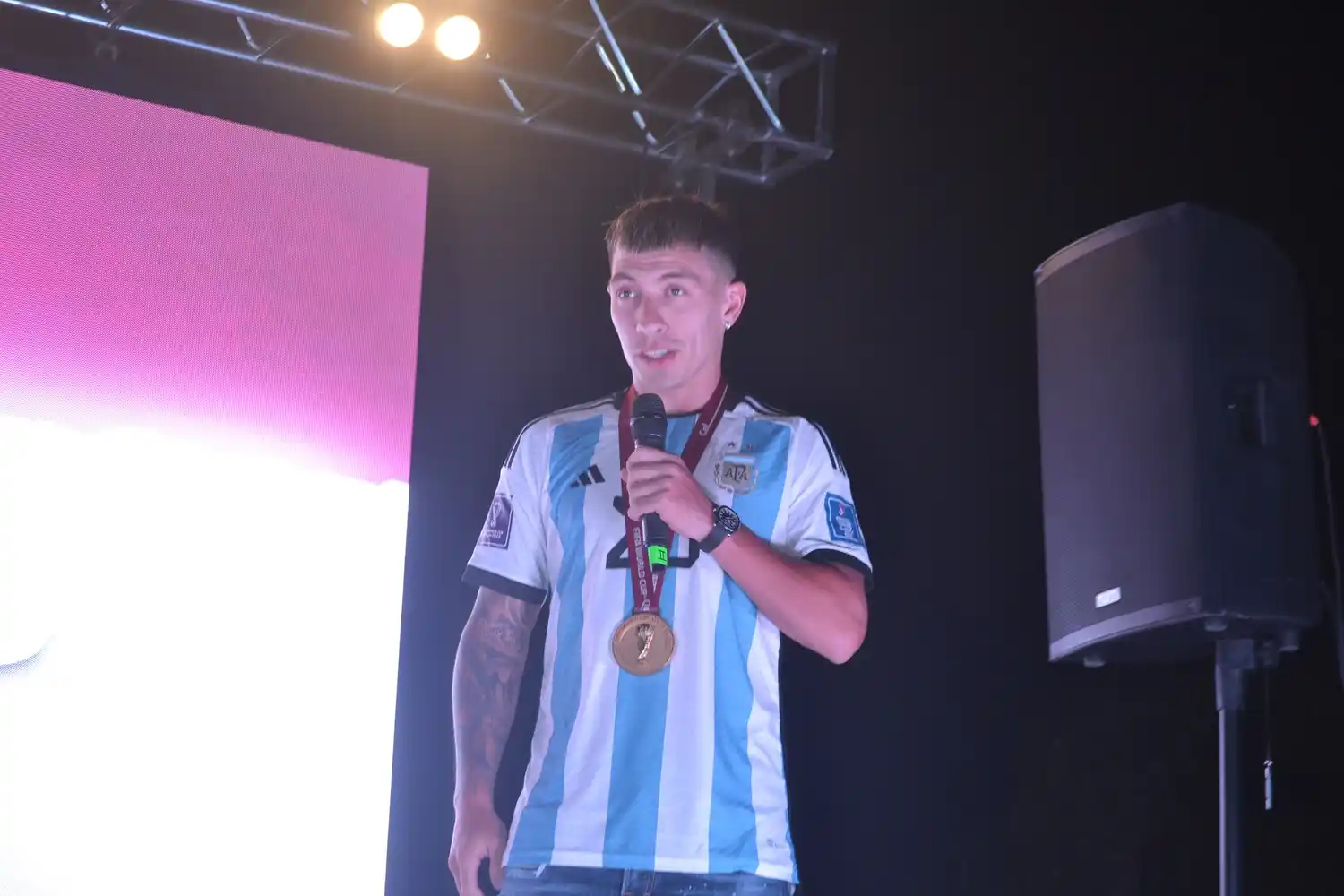 Diversos medios periodísticos de distintos puntos del país, inclusive algunos muy importantes como TyCSports se allegaron hasta nuestra ciudad para reflejar el recibimiento que tuvo Lisandro Martínez. A raíz de estas emisiones, muchas de ellas en directo, hubo una gran repercusión a nivel país.