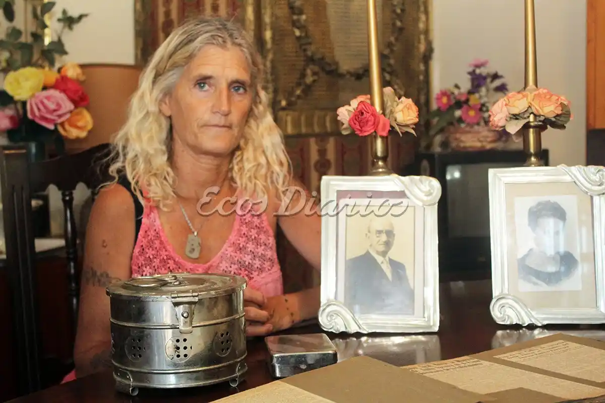 Recuerdo. Maritxu con algunas pertenencias de su bisabuelo Emilio Ferreyra