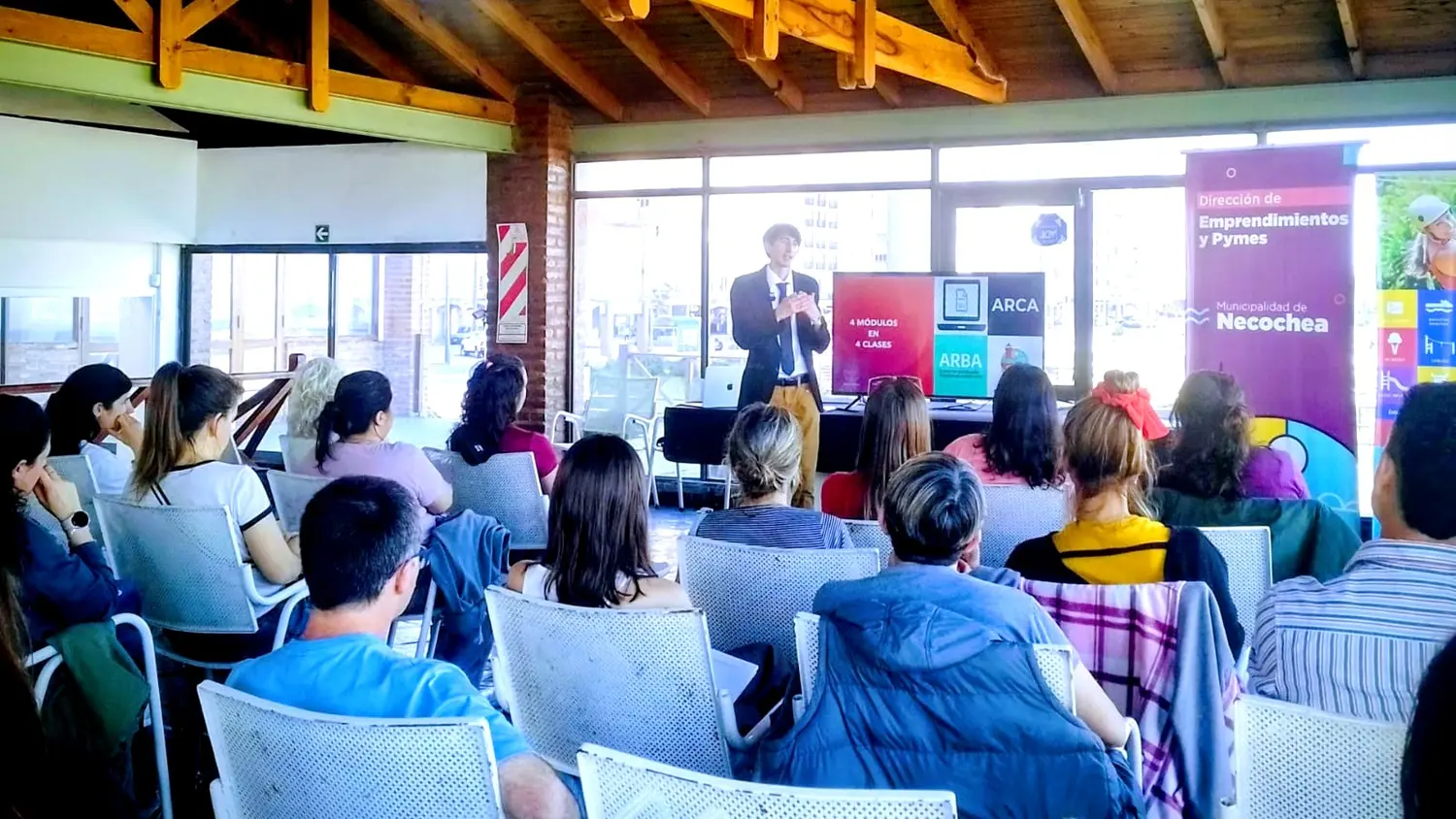 Buena cantidad de personas participaron de la primera etapa del curso en Turismo