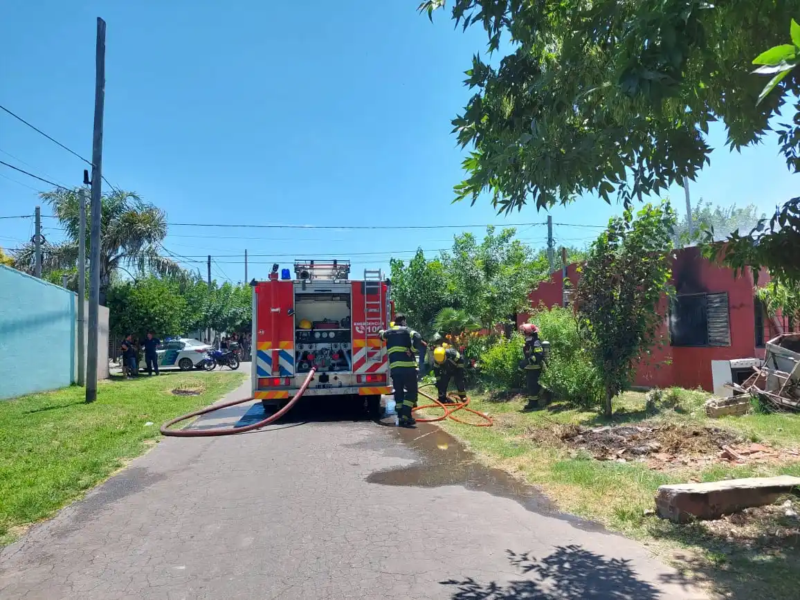 Dos unidades de bomberos trabajaban en el lugar.