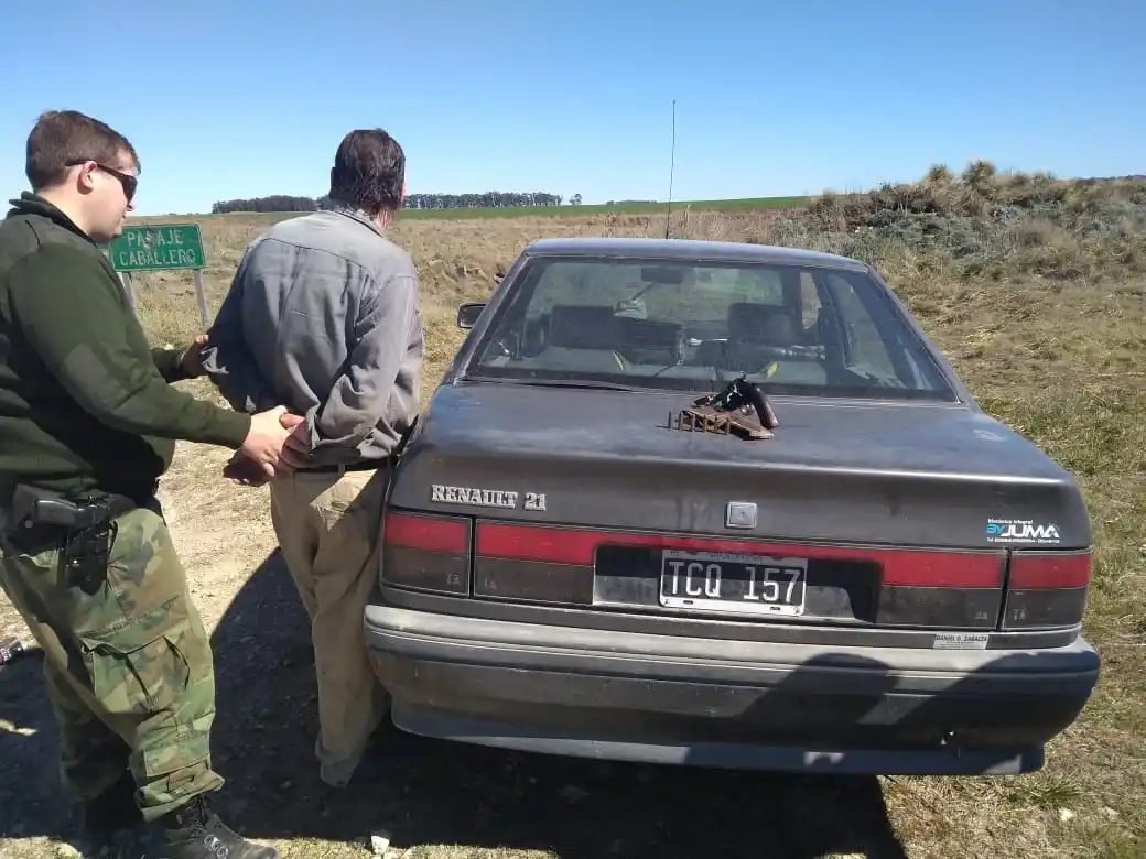 Sospechosos arrestados en la zona rural con un arma cargada