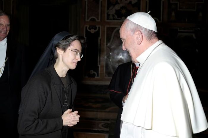 La monja italiana Sor Raffaella Petrini, fue la primera mujer en ser nombrada como número dos de la gobernación de la Ciudad del Vaticano. 5 de noviembre de 2021. (Vatican Media/ REUTERS)