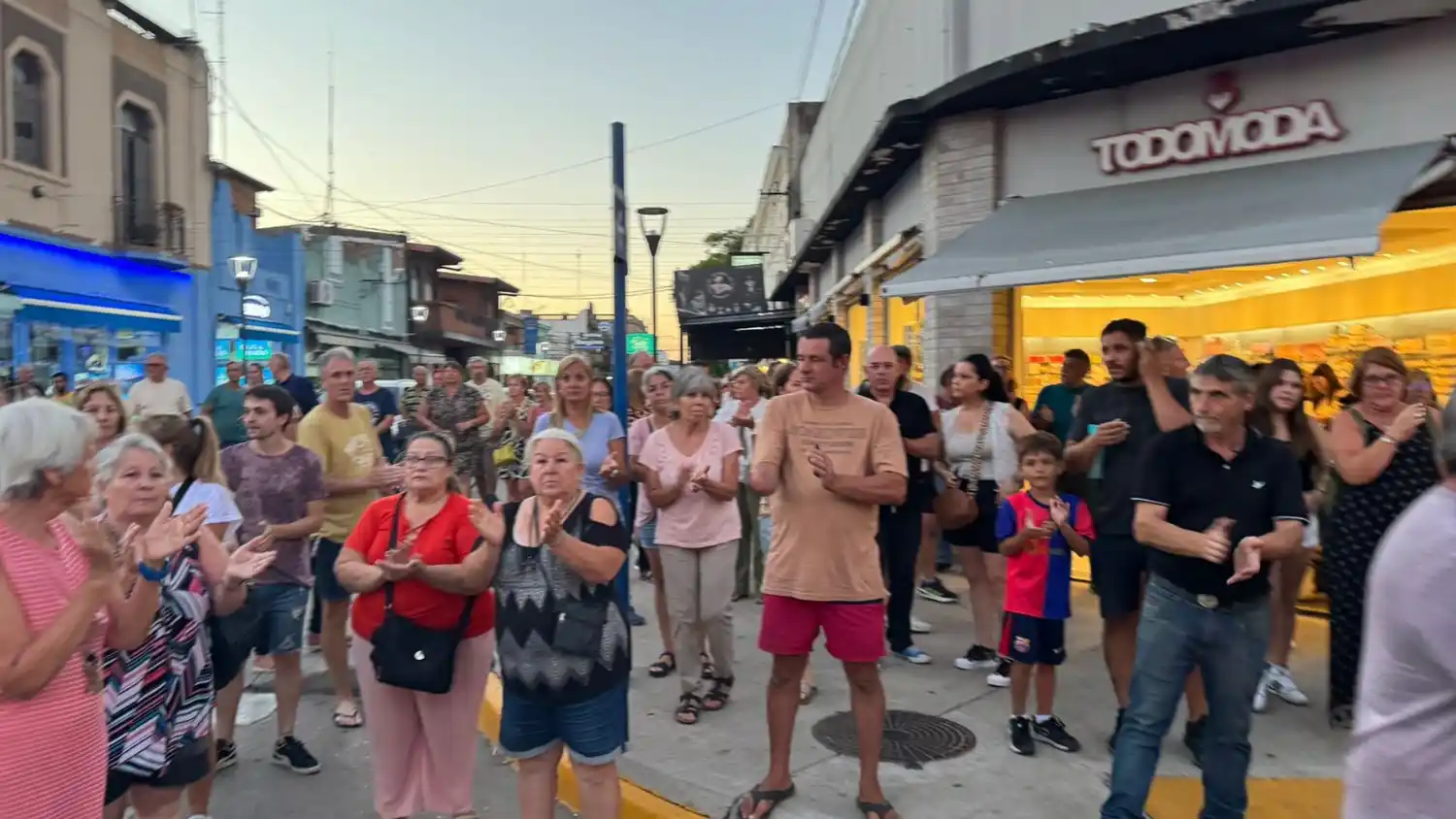 En marzo de 2025 un nutrido grupo de vecinos organizó una marcha que desembocó en el nombramiento de un nuevo Secretario de Seguridad. Foto: ilustrativa archivo La Opinión.