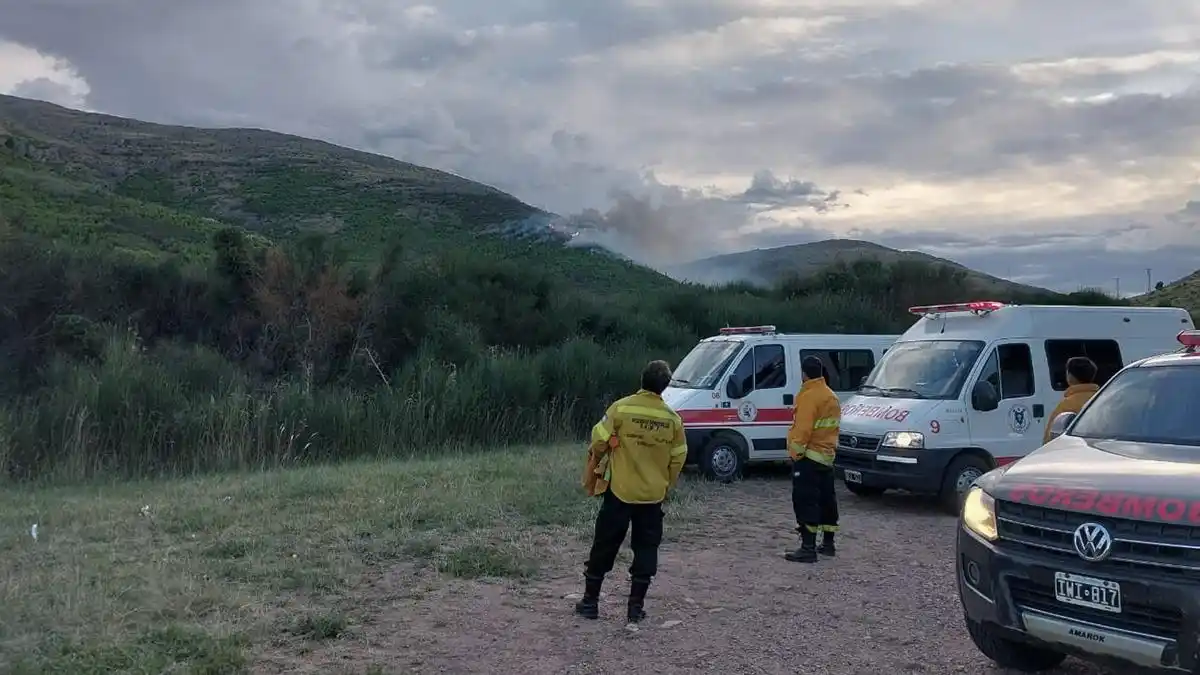 Cortan la ruta 76 por el incendio en el Parque Provincial Tornquist