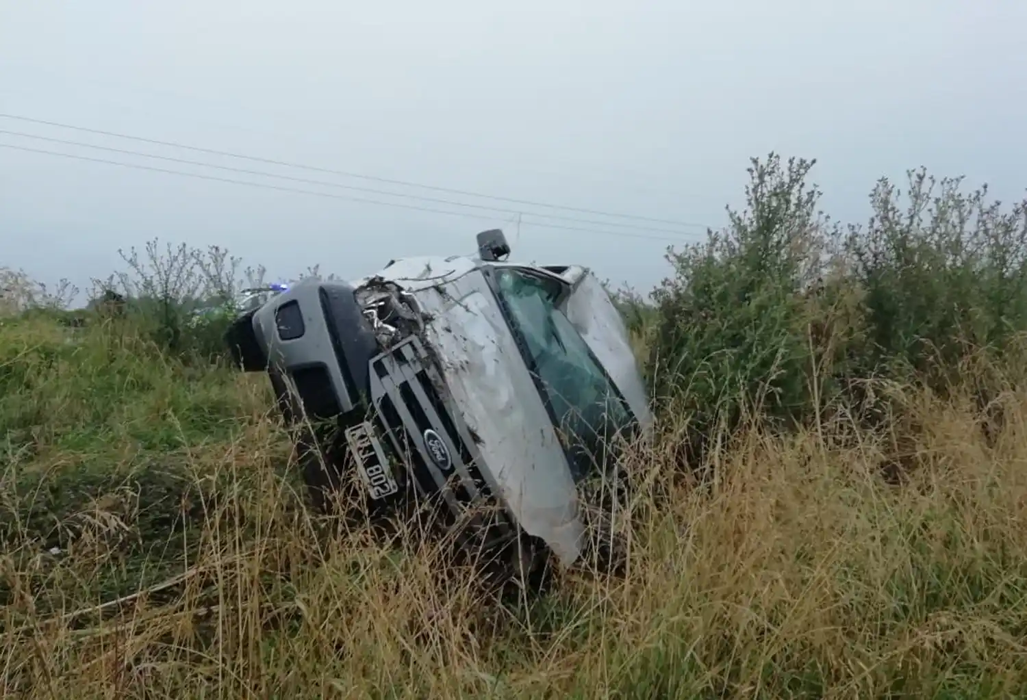 Una camioneta volcó en la Ruta 226 y el conductor está internado en terapia intensiva