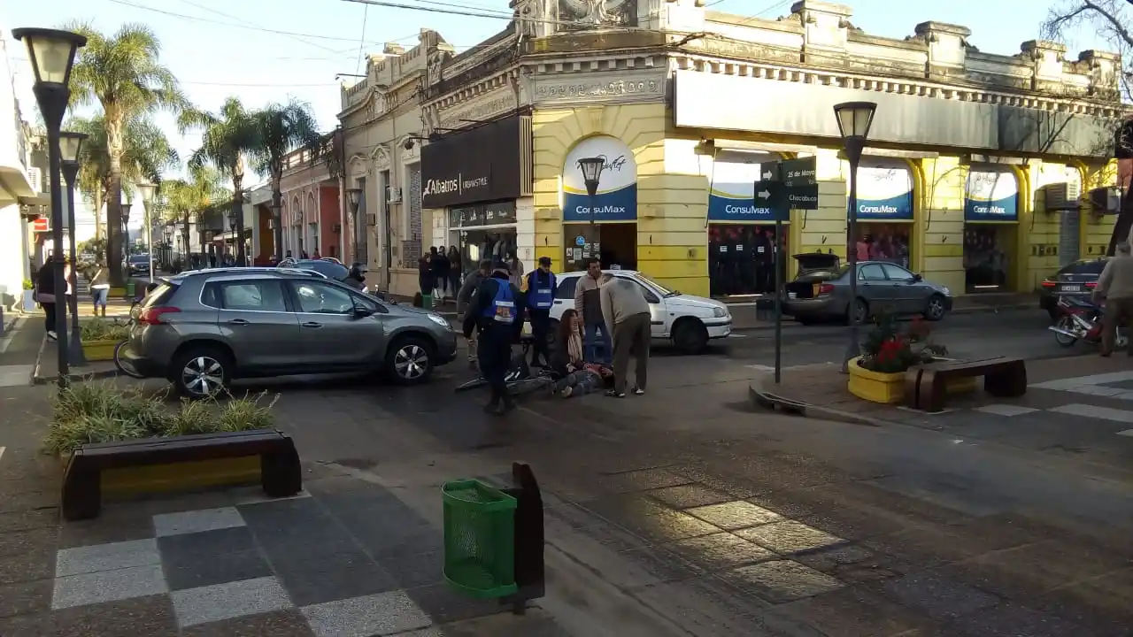 Una mujer debió ser trasladada al Hospital tras ser chocada por un auto