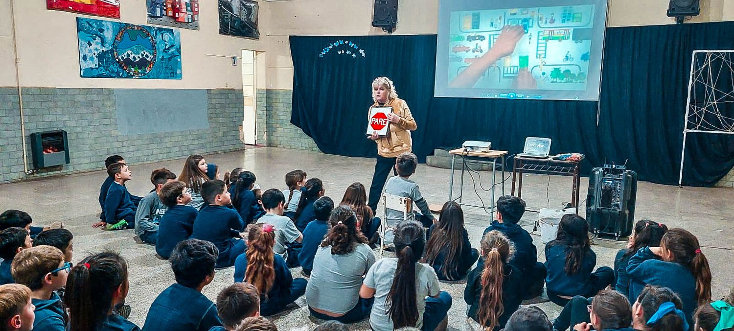 Los alumnos y la mirada atenta sobre el cartel de "Pare"