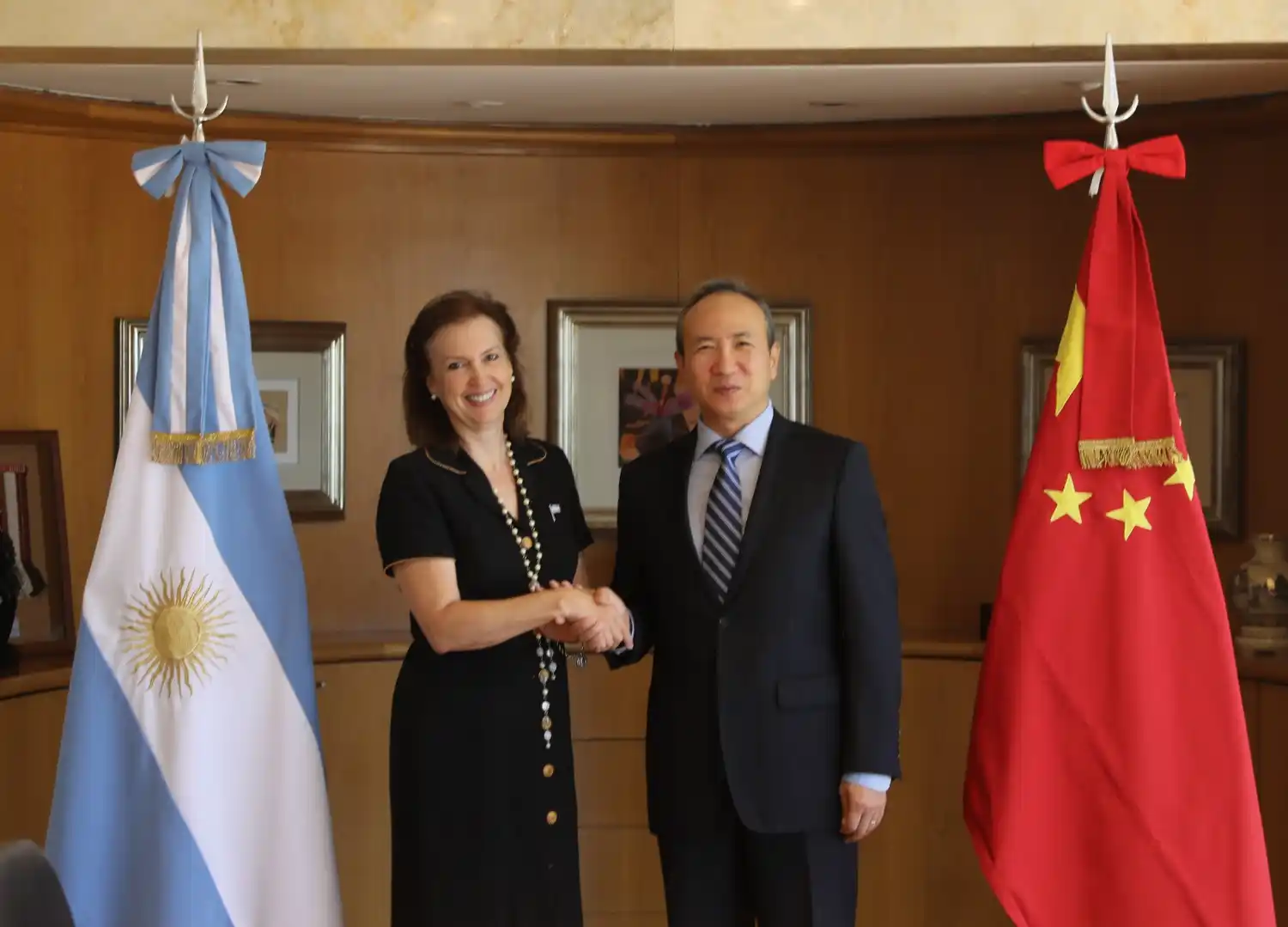 Mondino también estará acompañada por una delegación de empresarios de distintas áreas con la idea de atraer inversiones en el gigante asiático.