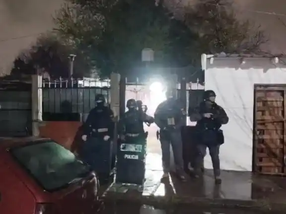 Un chico de 16 años terminó detenido por balear a un joven durante una pelea barrial