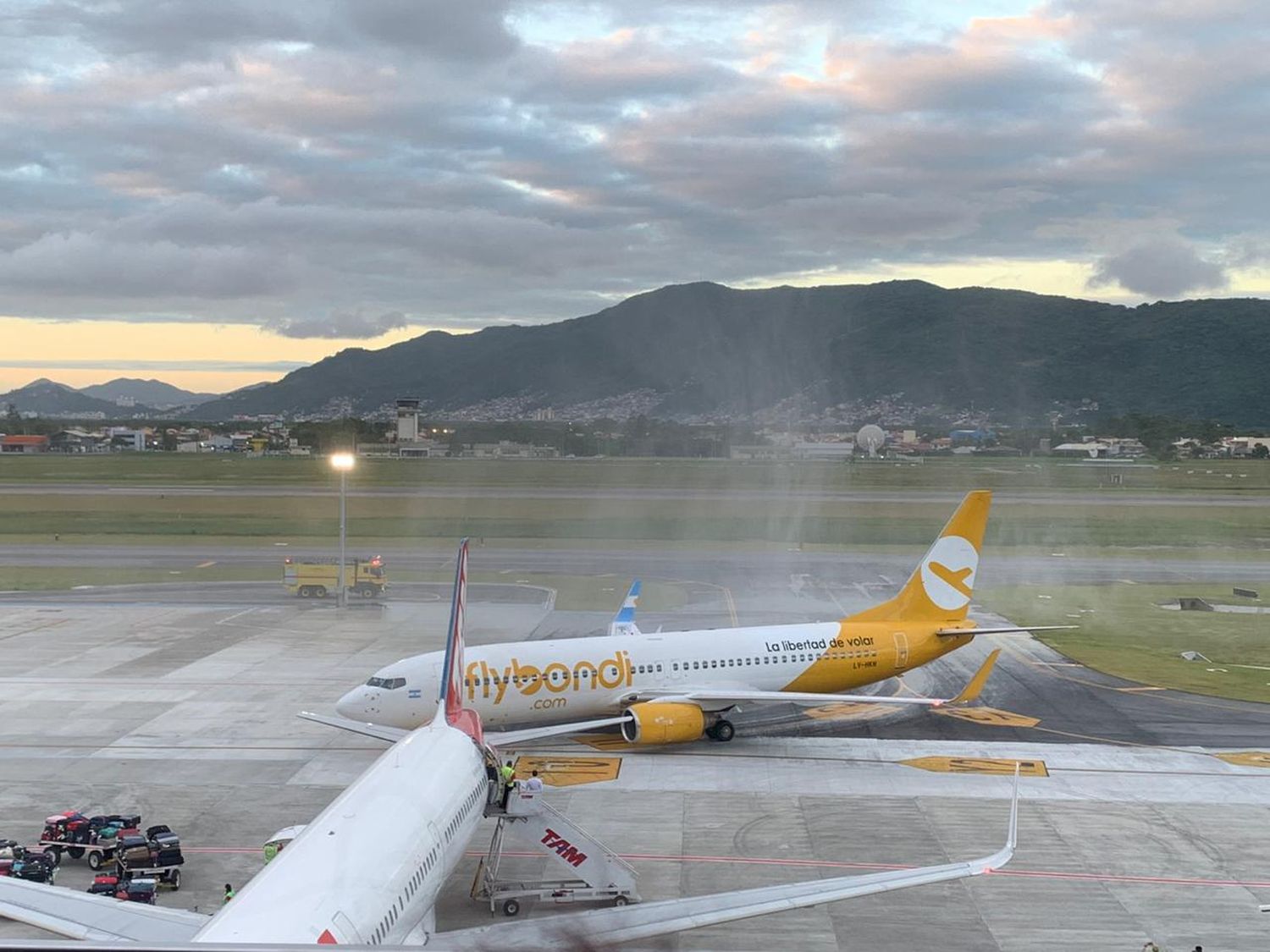 Flybondi inauguró sus vuelos a Florianópolis