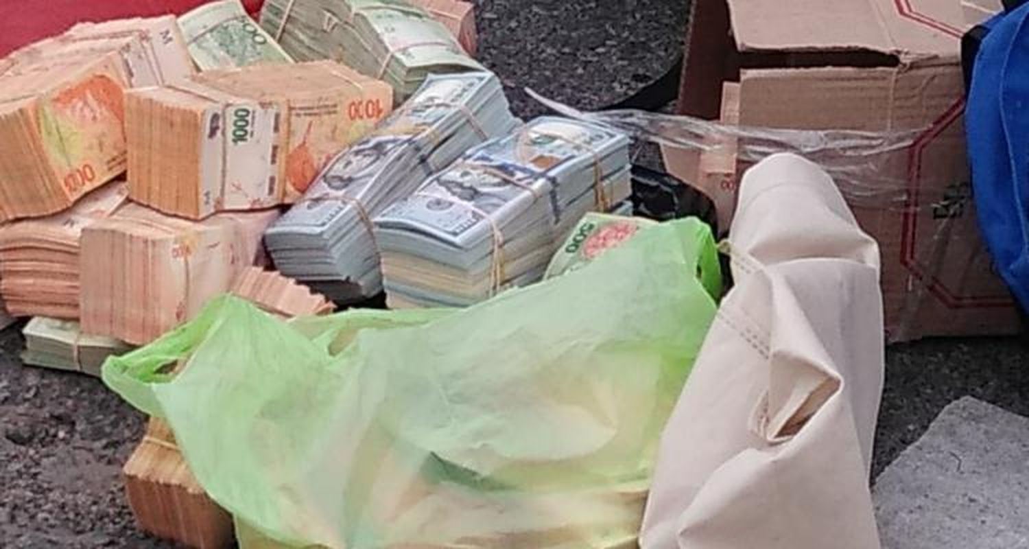 Operativo en ruta 9: Interceptaron un auto que llevaba millones de pesos y dólares en billetes