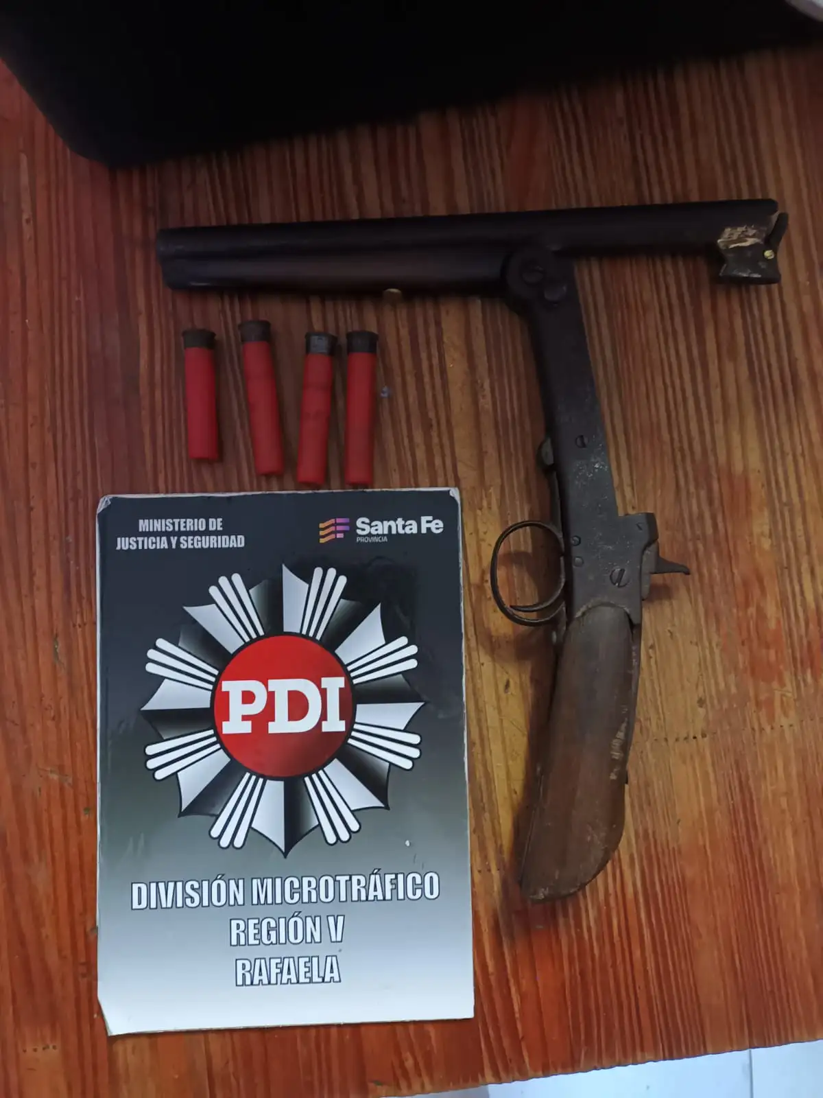 La Policía de Investigaciones realizó un allanamiento y secuestró un arma de fuego durante el procedimiento - 2