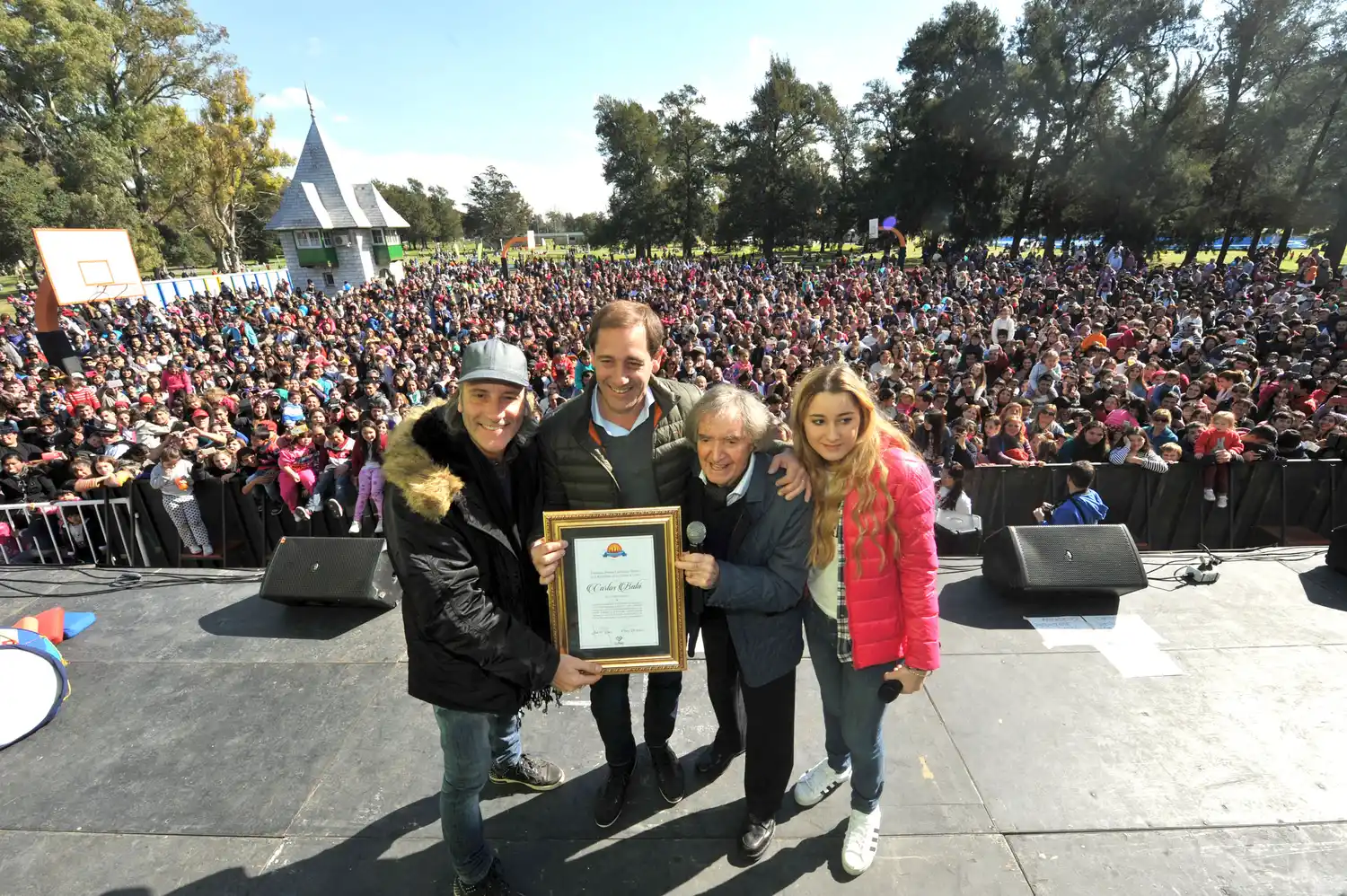 El Intendente Garro homenajeó a Carlitos Balá en La Plata