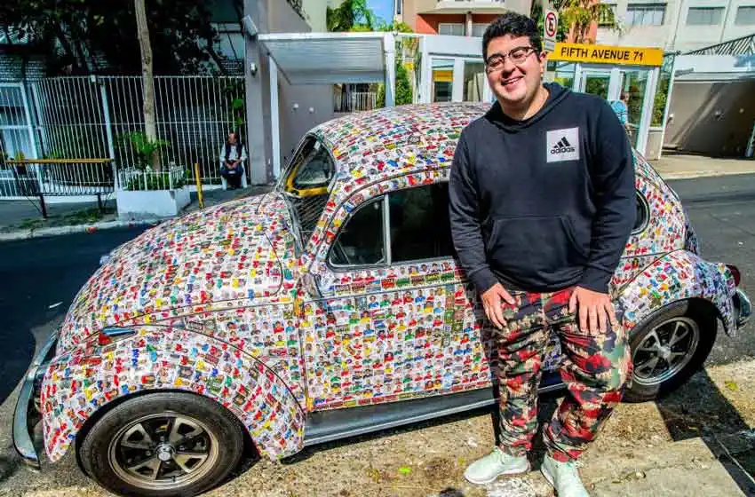 Le plotearon su vehículo con las figuritas del Mundial