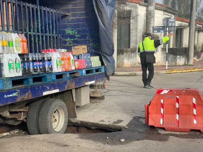 Se desmoronó el pavimento en O'Higgins y Tucumán y un camión cayó en el pozo - 1