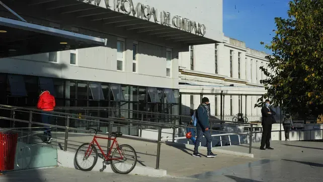 El adolescente que fue apuñalado en barrio Ludueña fue trasladado al Hospital Centenario donde falleció a las pocas horas.