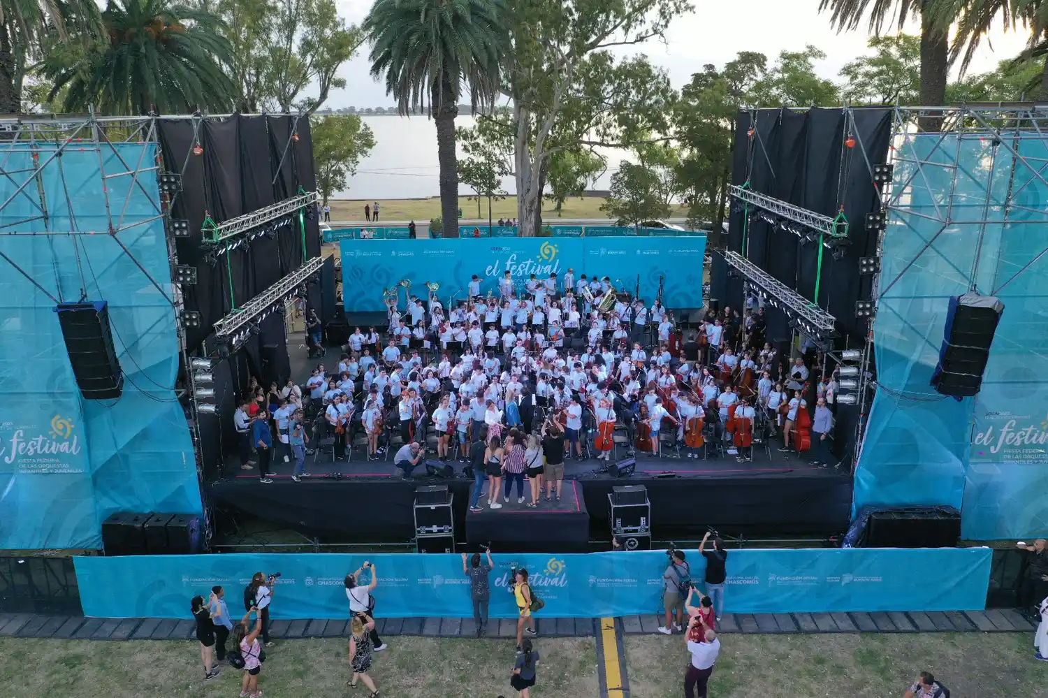 El Gobernador también participó ayer del ensayo y la prueba de sonido de la Orquesta Infantil en Chascomús