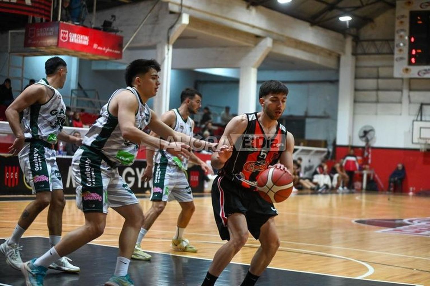 Imagen del enfrentamiento de la primera rueda, en el cual BH triunfó en Gualeguaychú por 71-64.