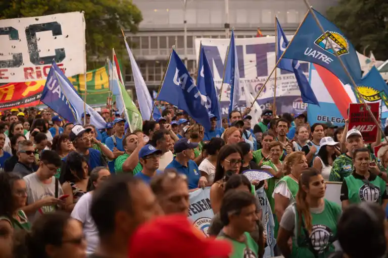 Movilización en Paraná contra la reforma laboral: gremios entrerrianos marcharon a Casa de Gobierno