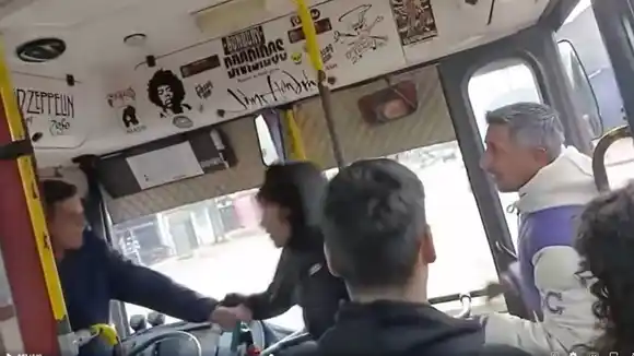 Pánico en el colectivo: intentaron viajar sin pagar boleto y amenazaron al chofer con un cuchillo en Merlo