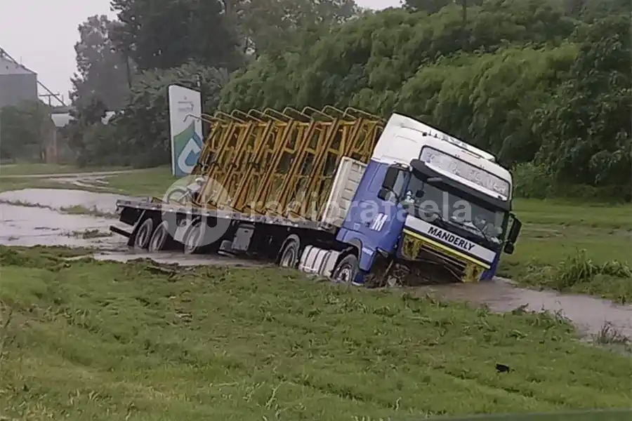 Fuertes lluvias en la región: despistó un camión en Ruta Nacional 34 y hay tres lesionados