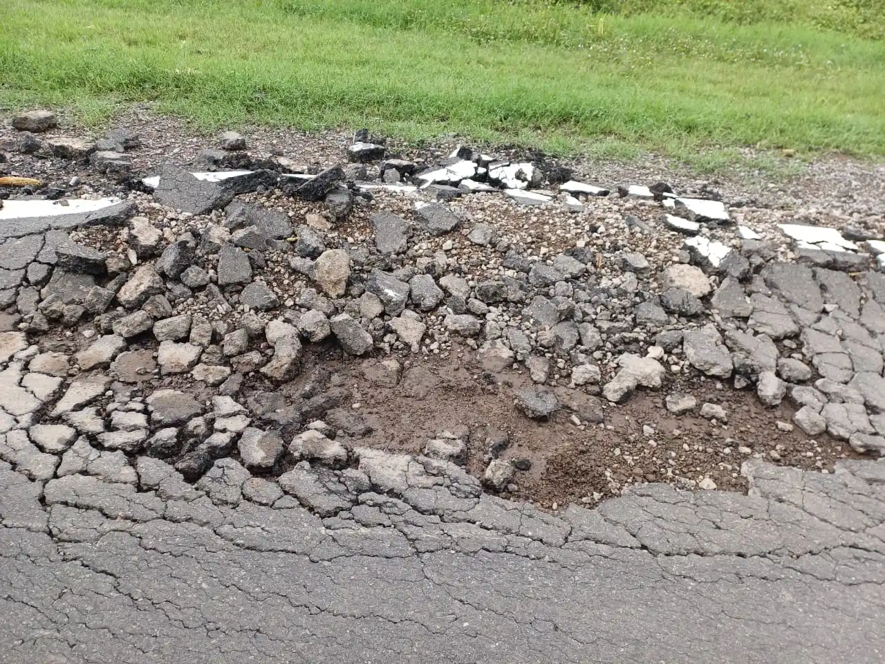 Bache en entrada a Gobernador Castro
