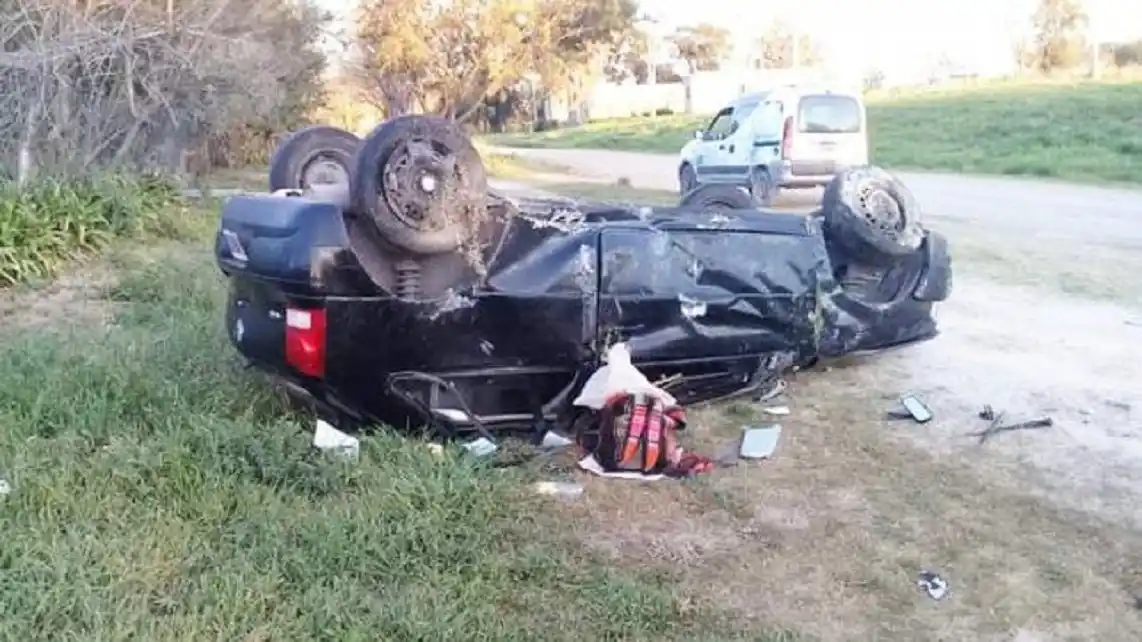 Perdió el control de su auto y terminó volcado sobre una banquina