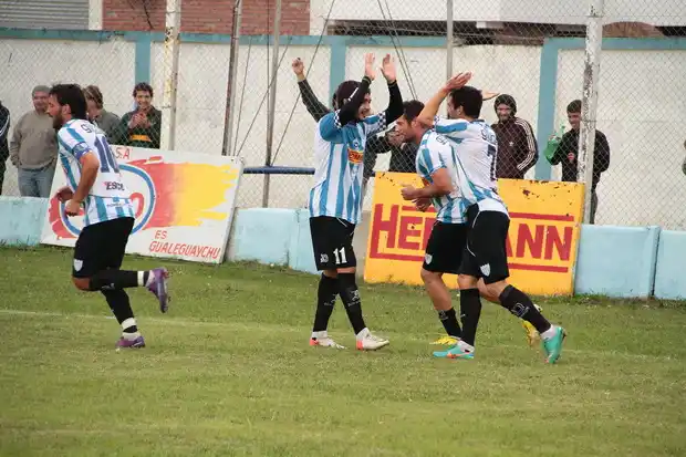 Juventud ganó, clasificó y se aferra más que nunca al sueño del ascenso