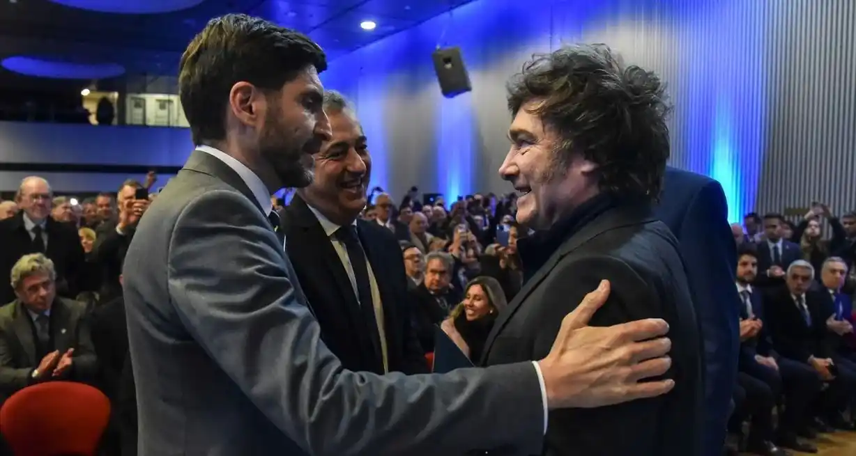 Sonrisas y protocolo entre el presidente Javier Milei y el gobernador Maximiiano Pullaro, sin diálogos ni puntos de contacto entre sus discursos. Atrás el intendente de Rosario, Pablo Javkin.