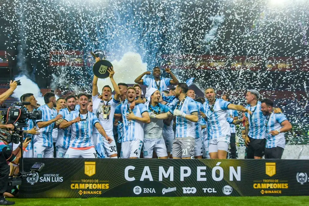 El festejo final del plantel de Racing, en San Luis.