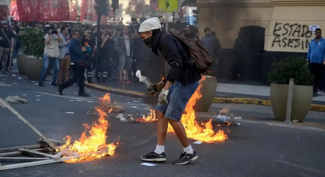 La marcha en reclamo de justicia por Santiago Maldonado terminó con incidentes