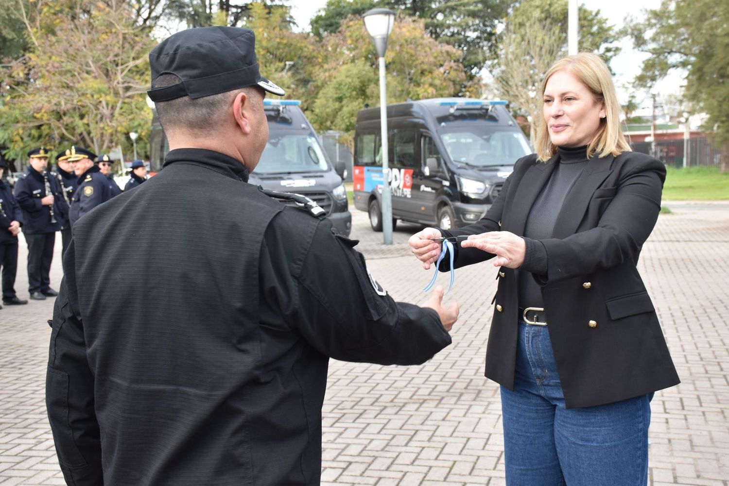 La vicegobernadora encabezó,en Rosario, la entrega de cinco minibuses totalmente equipados a la Policía de Investigaciones.
