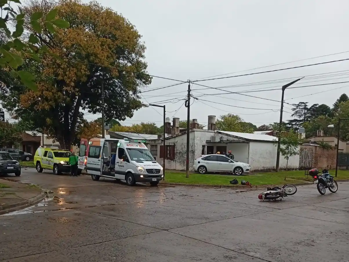 Los servidores públicos trabajando en el lugar del accidente.