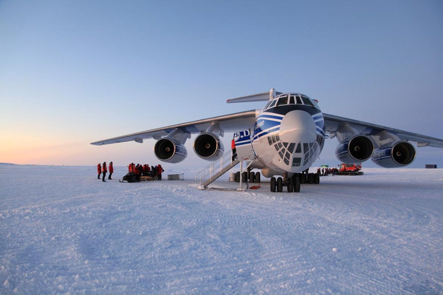 Así fue la operación del carguero ruso IL-76 en una pista de hielo en la Antártida