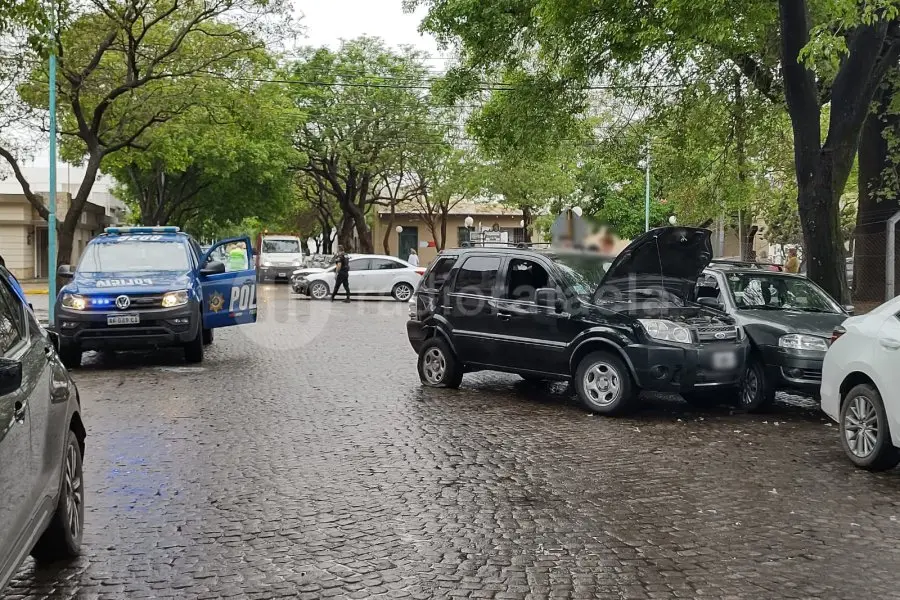 Fuerte accidente con cuatro vehículos involucrados en el centro de la ciudad