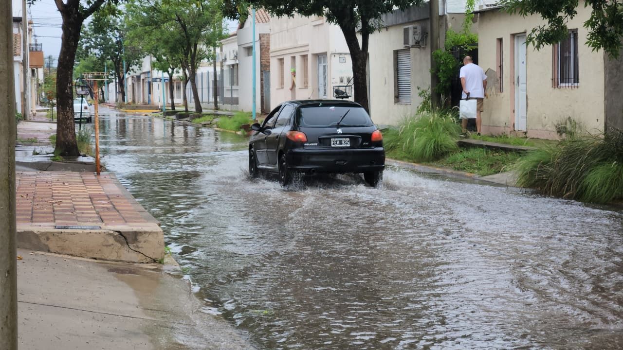 La fuerte lluvia de la mañana anegó Ameghino y Alvear y complicó el tránsito en Rafaela