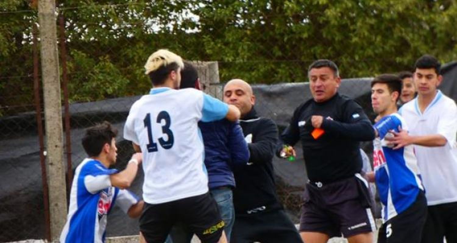 El árbitro Horacio Arias fue agredido por el entrenador de la reserva de Agricultores y su hijo: “Nunca pensé que me iba a pegar”